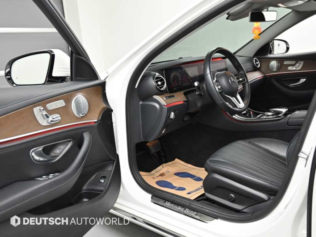 Mercedes-Benz E-Class — photo 11