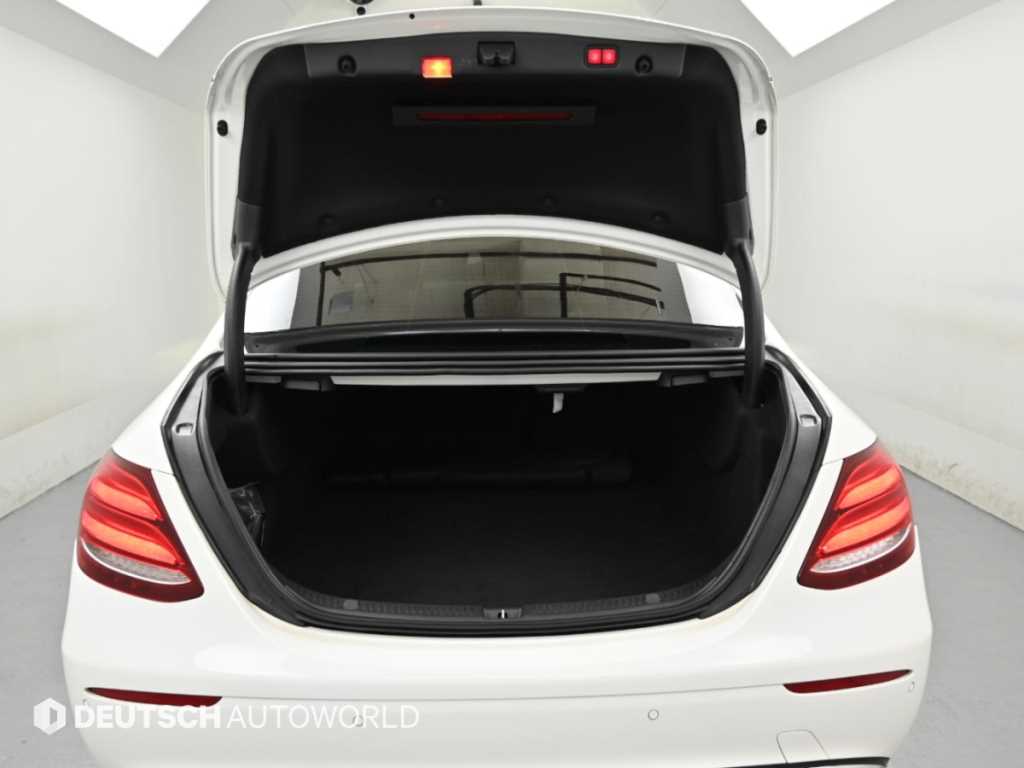 Mercedes-Benz E-Class — photo 19