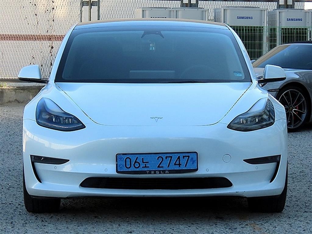 Tesla Model 3 — photo 01