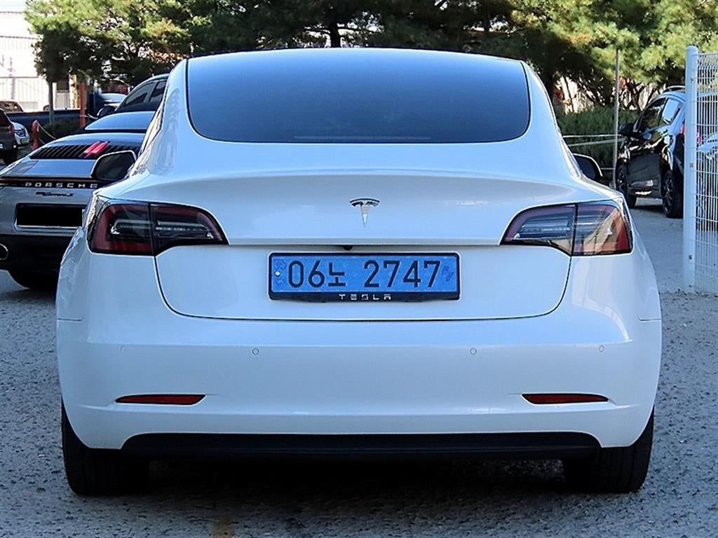 Tesla Model 3 — photo 04