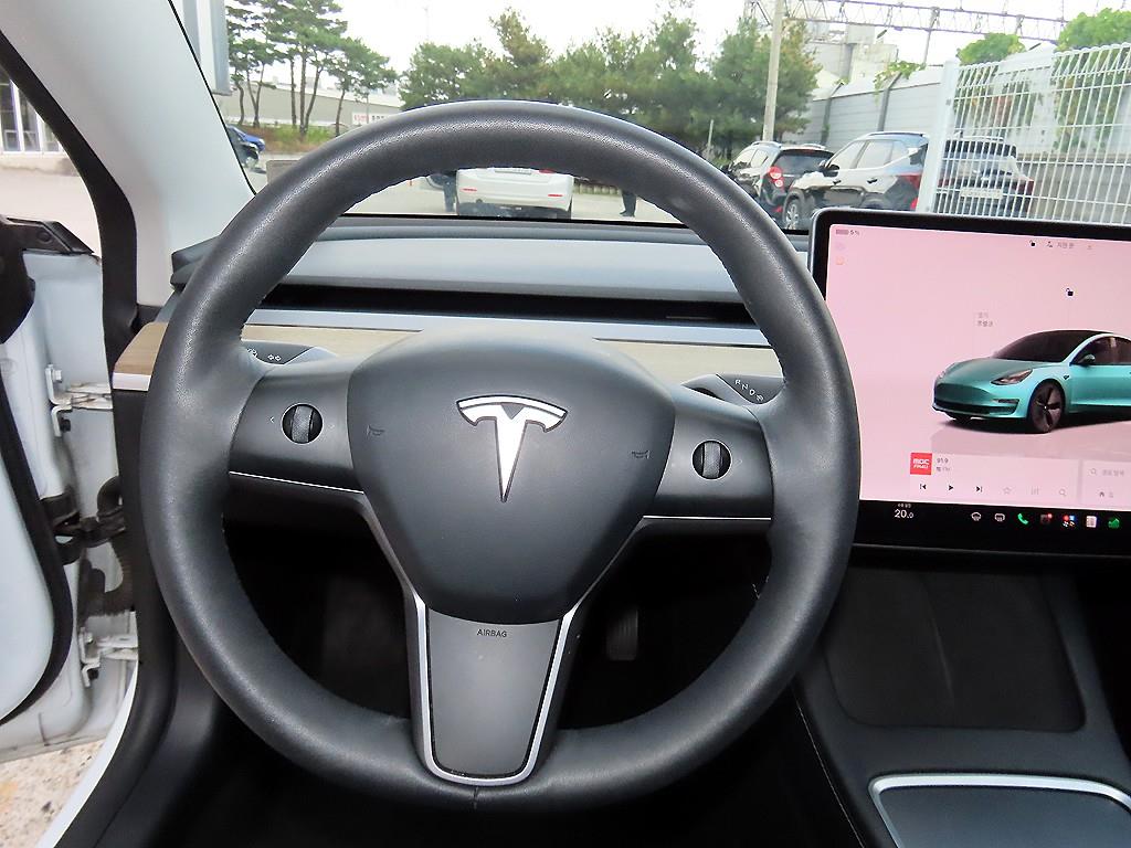 Tesla Model 3 — photo 08