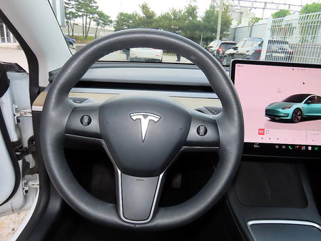 Tesla Model 3 — photo 08