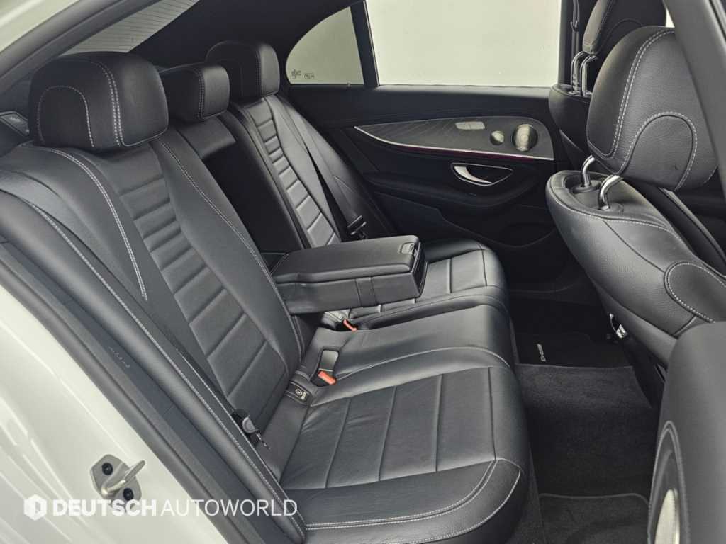 Mercedes-Benz E-Class — photo 12