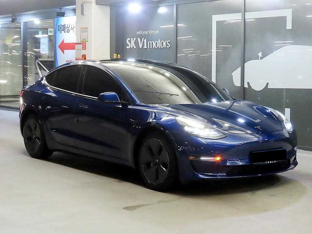 Tesla Model 3 — photo 01
