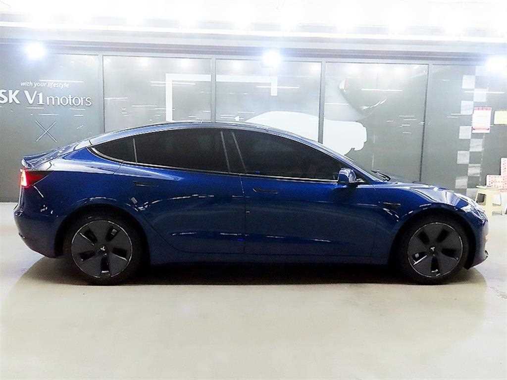 Tesla Model 3 — photo 03