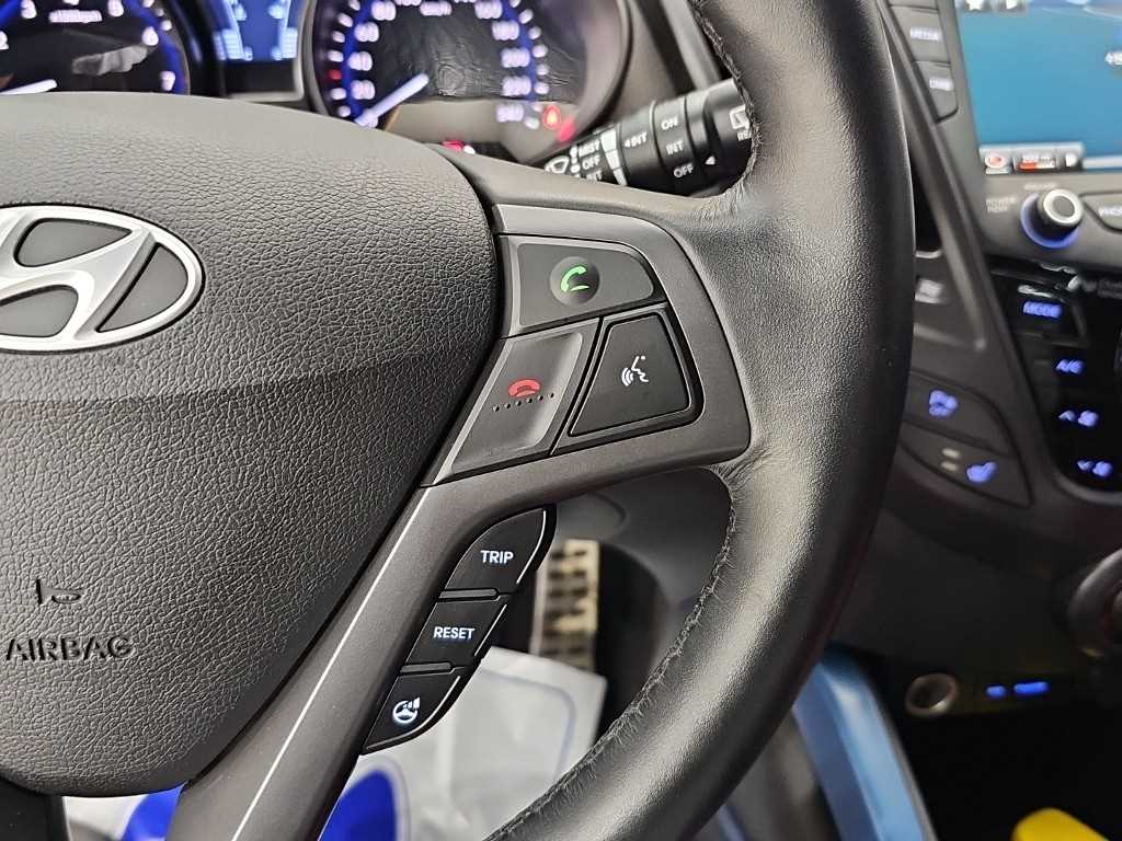 Hyundai Veloster — photo 16
