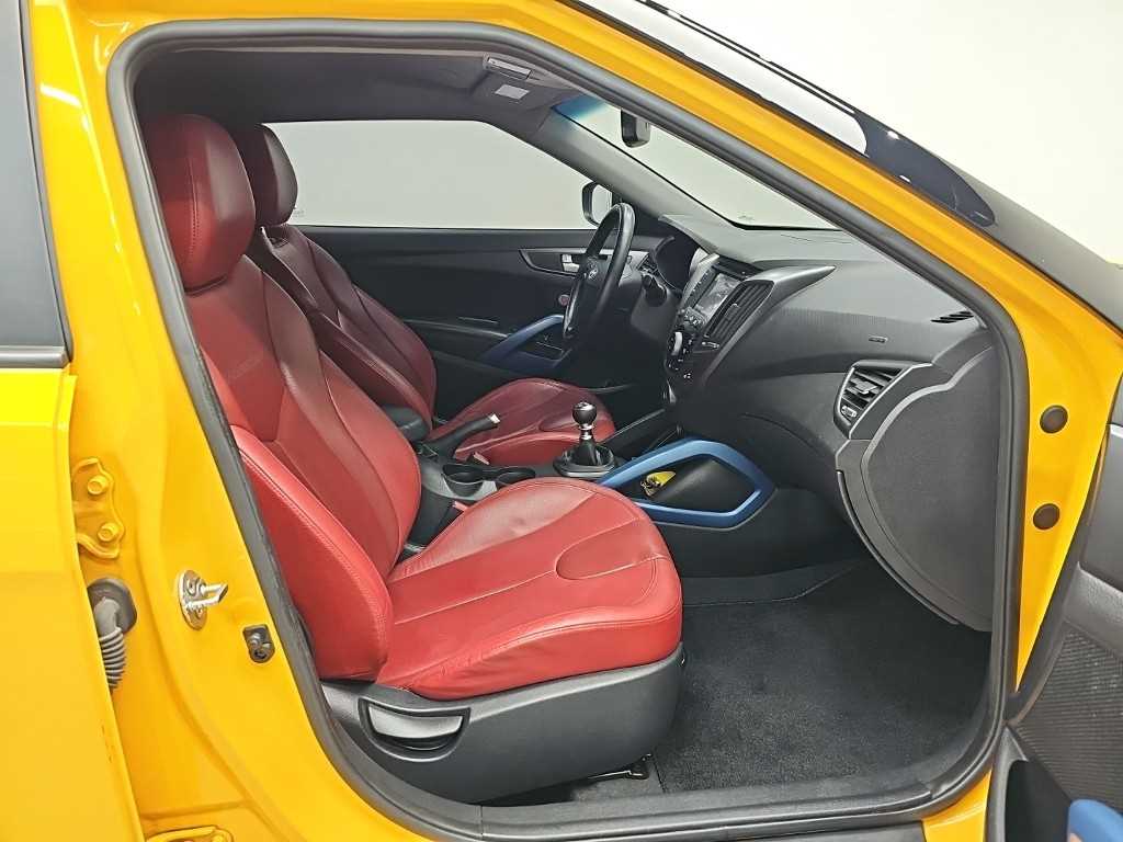 Hyundai Veloster — photo 19