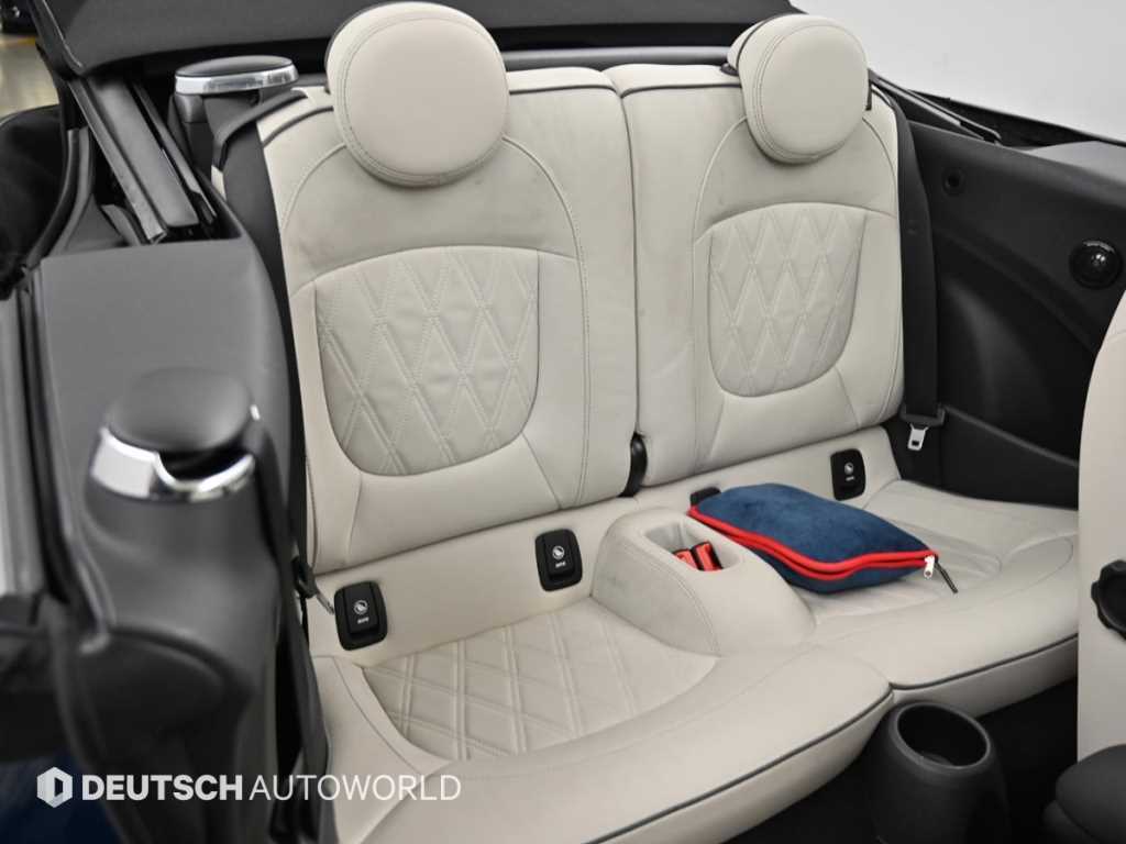 Mini Cooper Convertible — photo 11