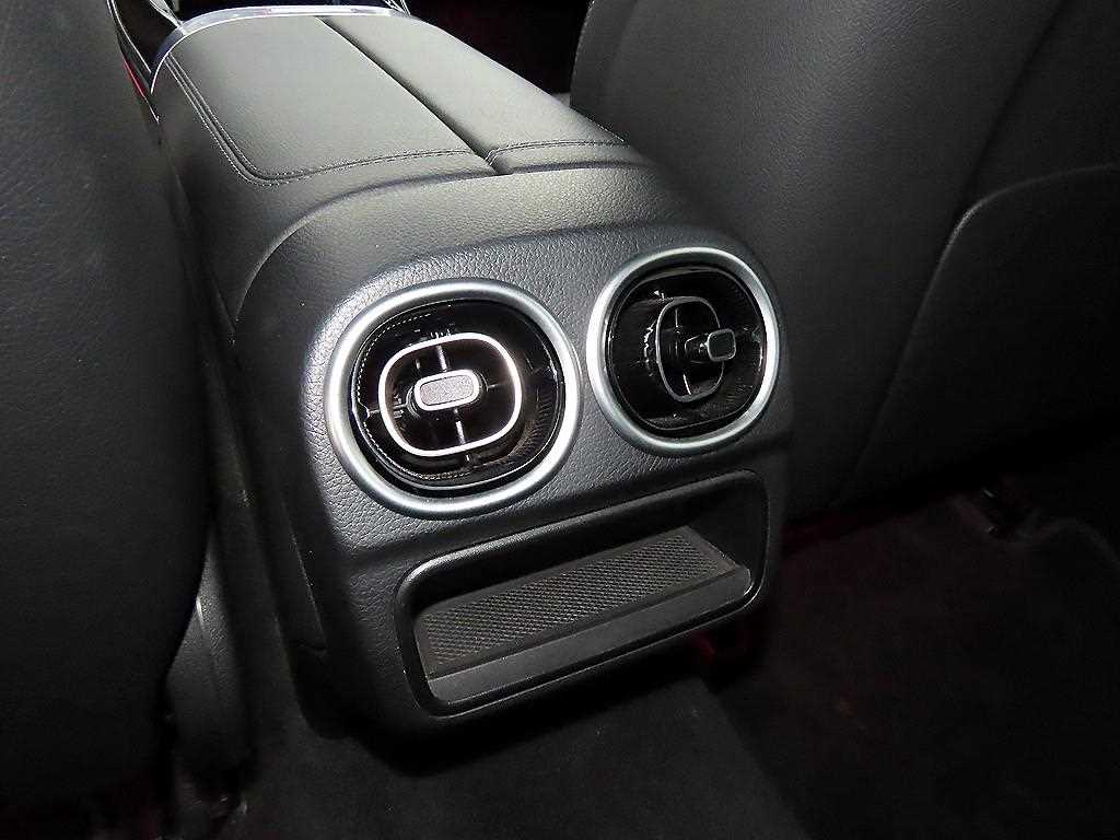 Mercedes-Benz C-Class — photo 16
