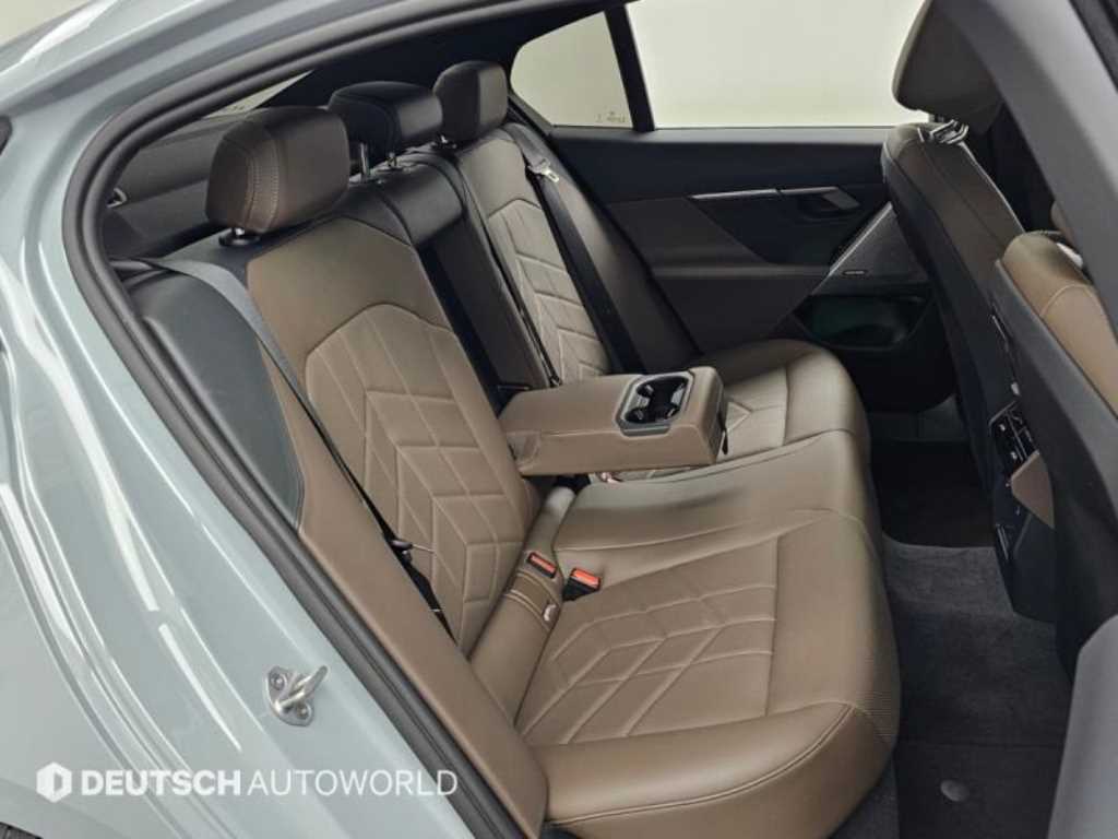 BMW 5-Series — photo 12