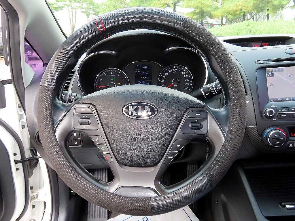 Kia K3 — photo 08
