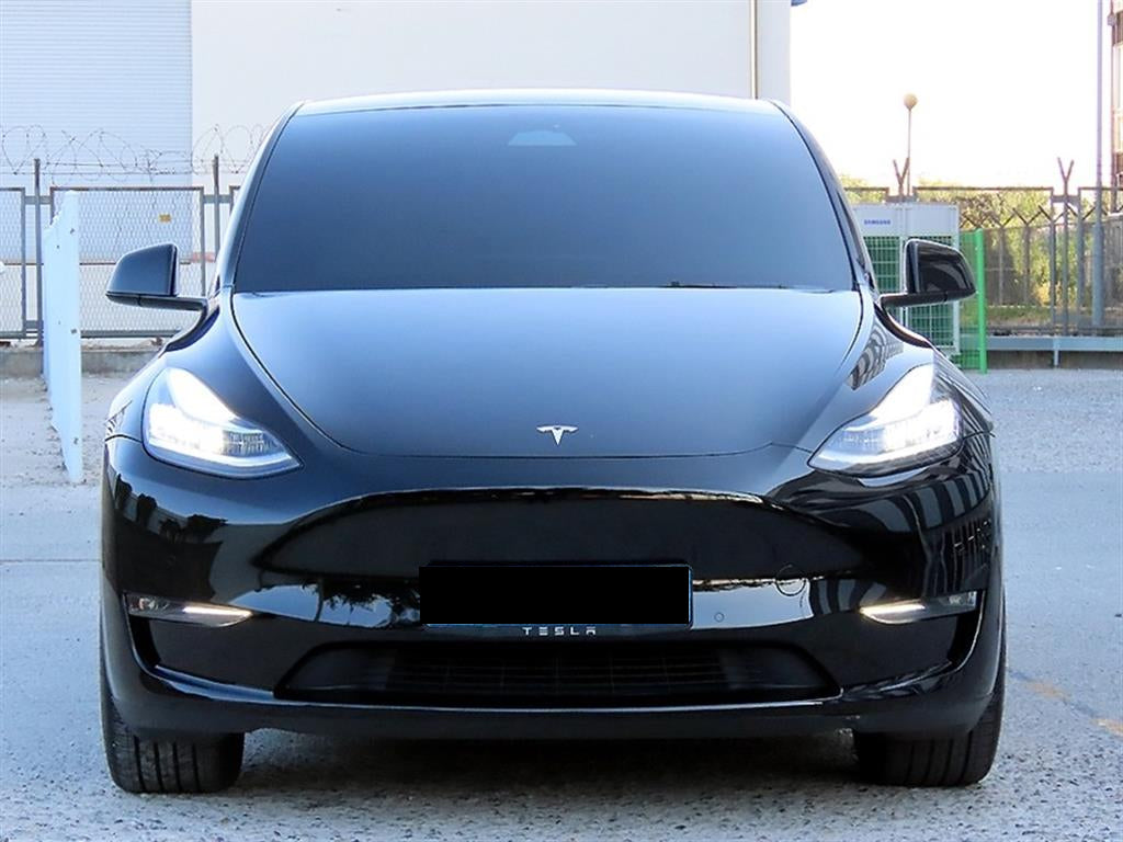 Tesla Model Y — photo 01