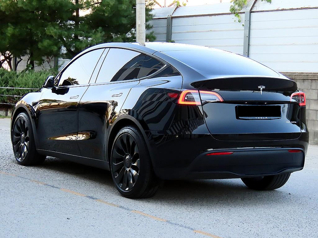 Tesla Model Y — photo 03