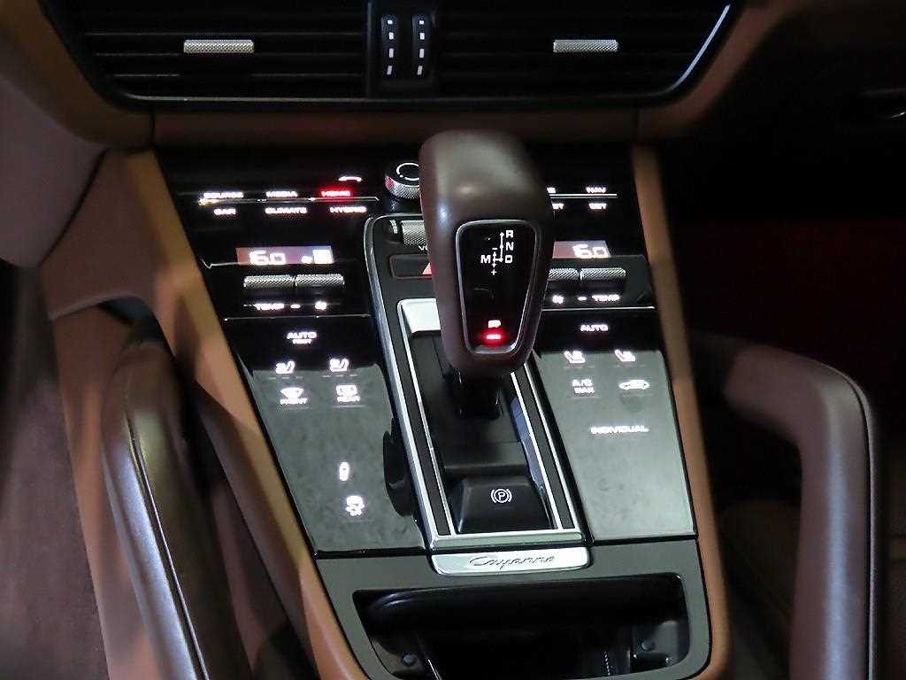 Porsche Cayenne — photo 12