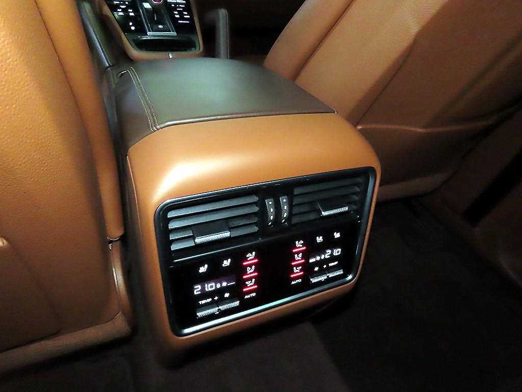 Porsche Cayenne — photo 15