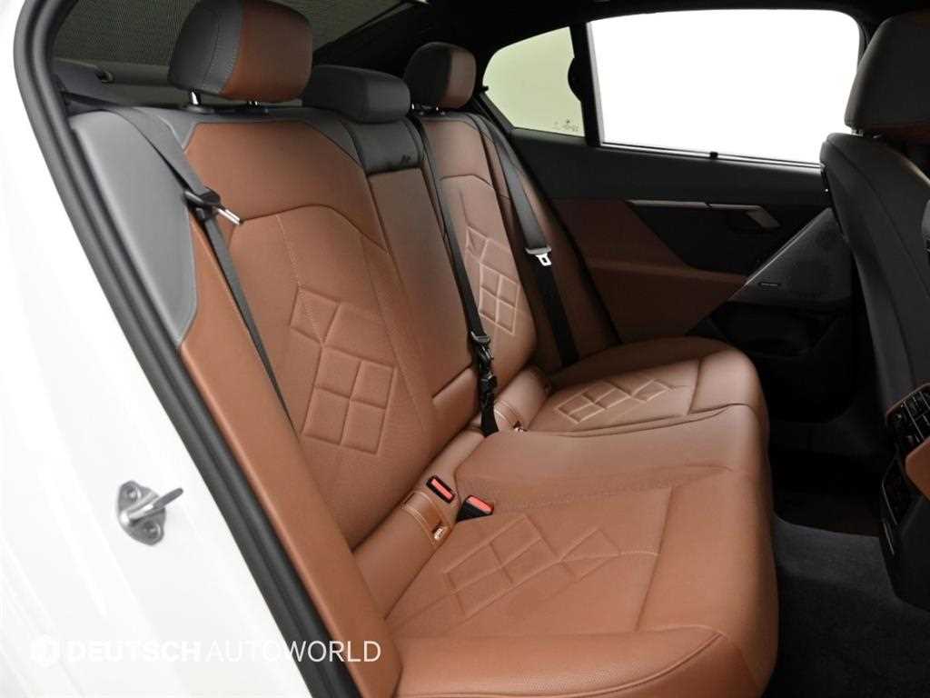 BMW 5-Series — photo 10