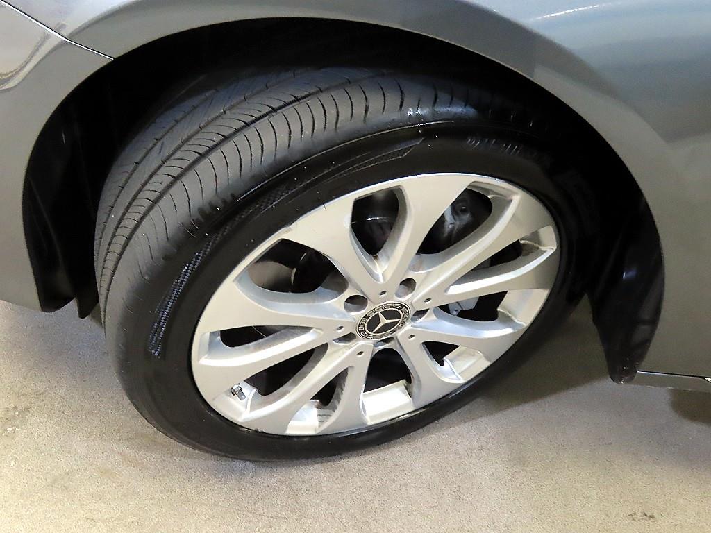 Mercedes-Benz E-Class — photo 20
