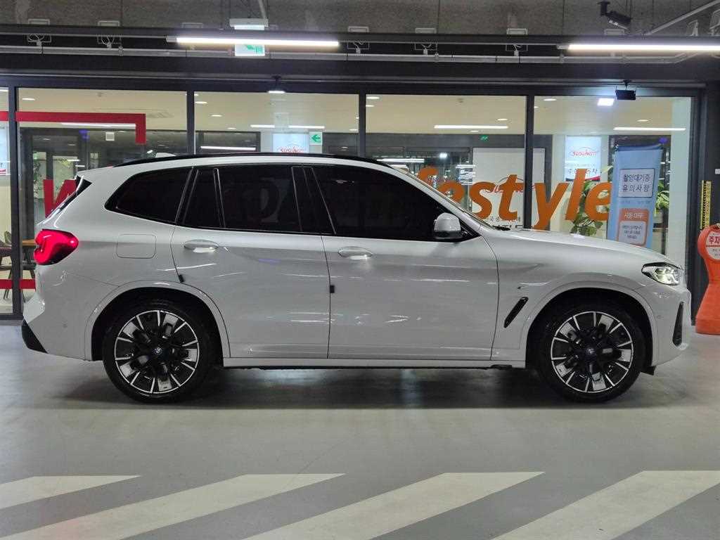 BMW iX3 — photo 03