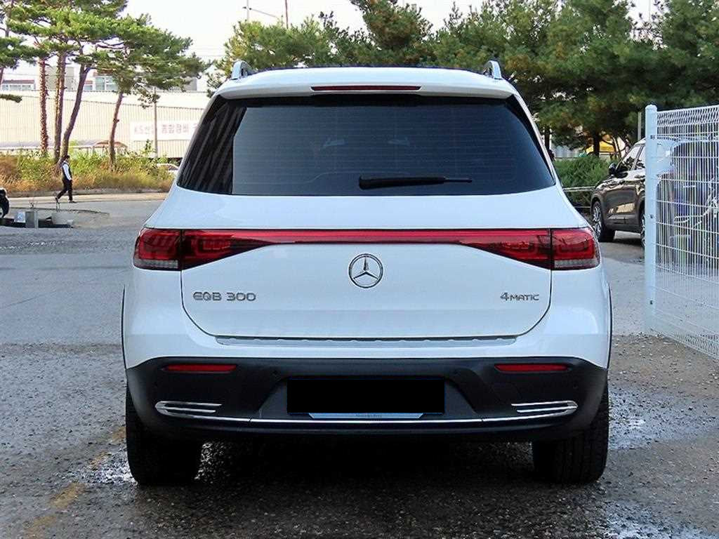 Mercedes-Benz EQB — photo 05