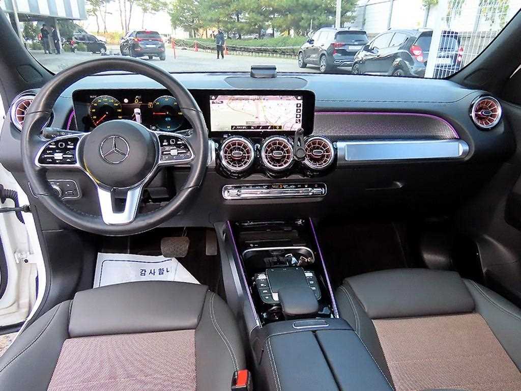Mercedes-Benz EQB — photo 08