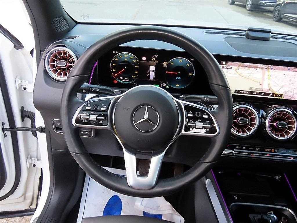 Mercedes-Benz EQB — photo 09