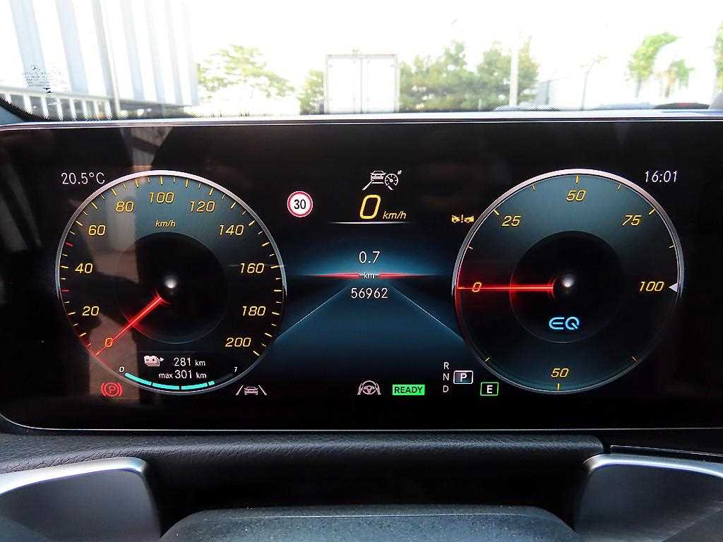 Mercedes-Benz EQB — photo 10