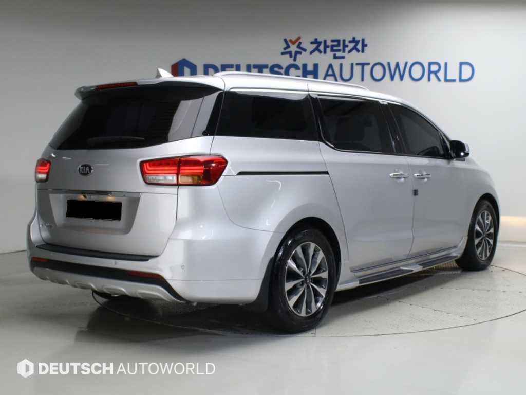 Kia Carnival — photo 02
