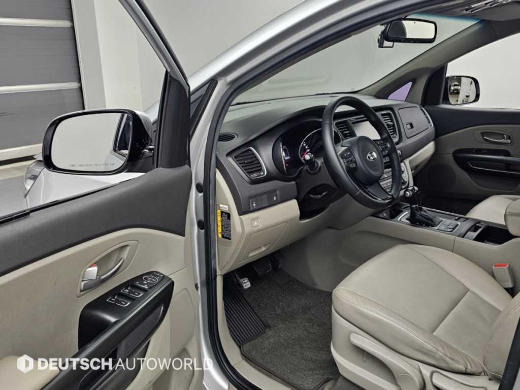 Kia Carnival — photo 11