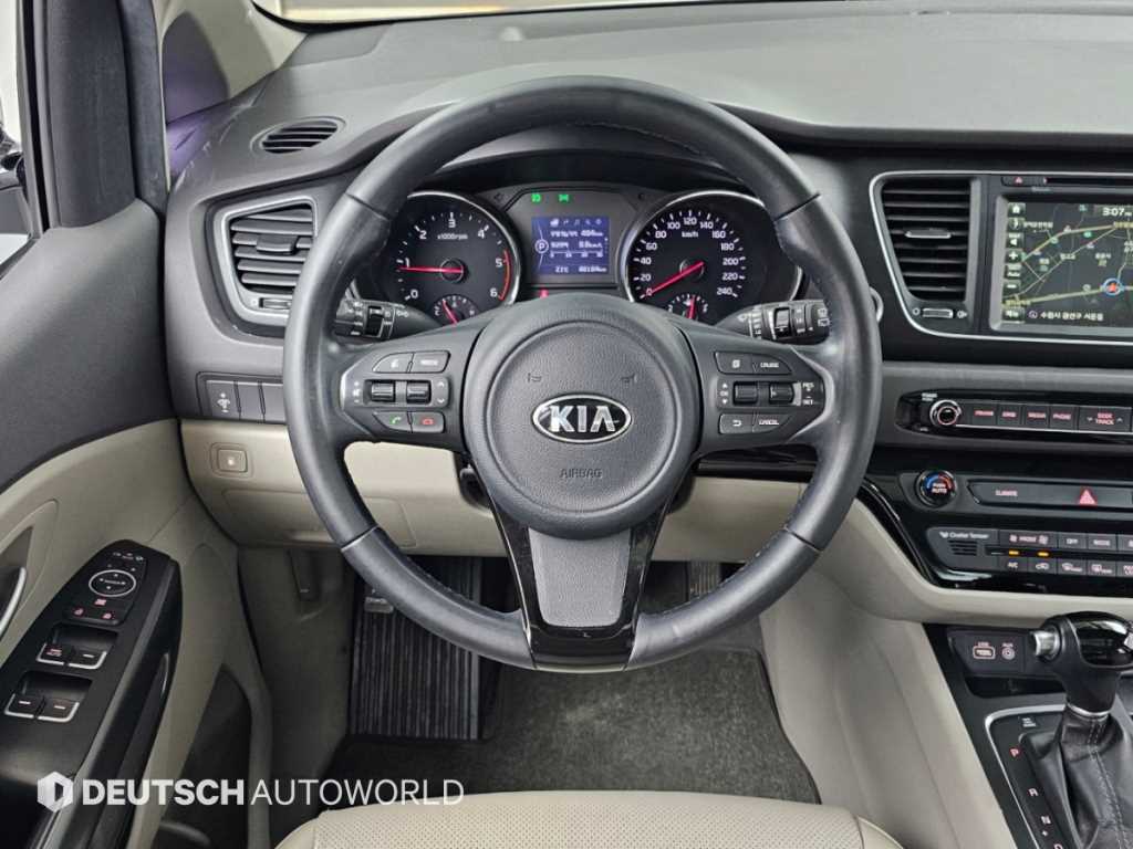 Kia Carnival — photo 13