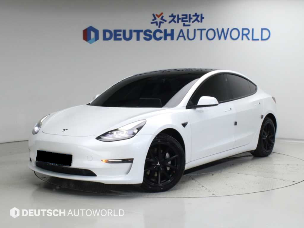 Tesla Model 3 — photo 01