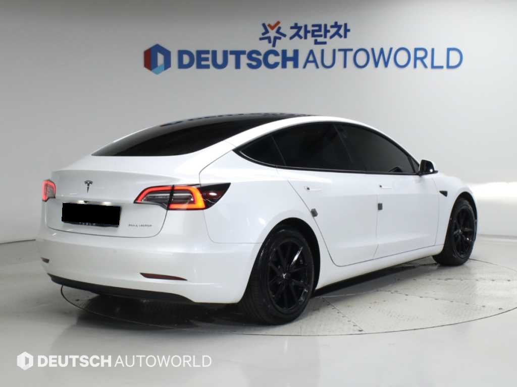 Tesla Model 3 — photo 02