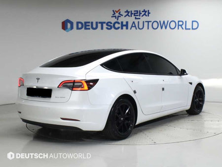 Tesla Model 3 — photo 02