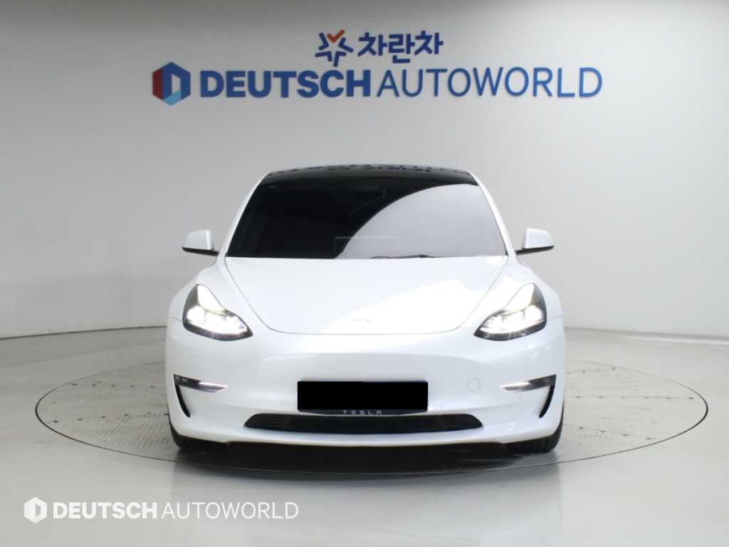 Tesla Model 3 — photo 03