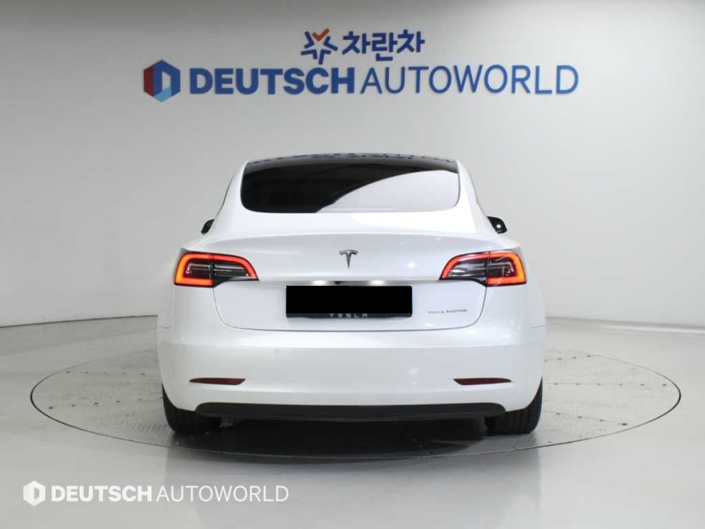 Tesla Model 3 — photo 04