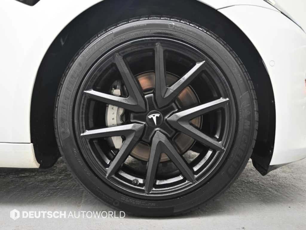 Tesla Model 3 — photo 05