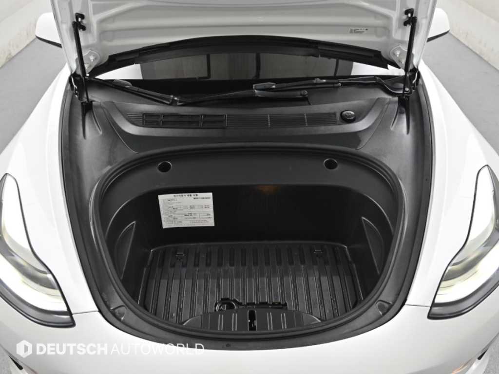 Tesla Model 3 — photo 06