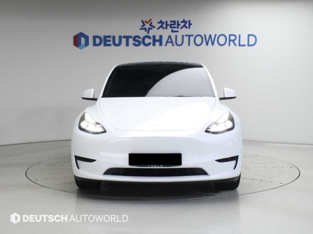 Tesla Model Y — photo 03
