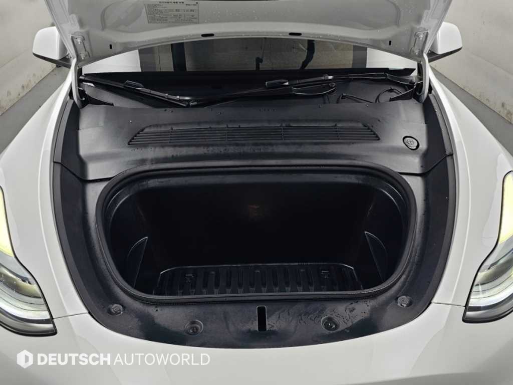 Tesla Model Y — photo 06