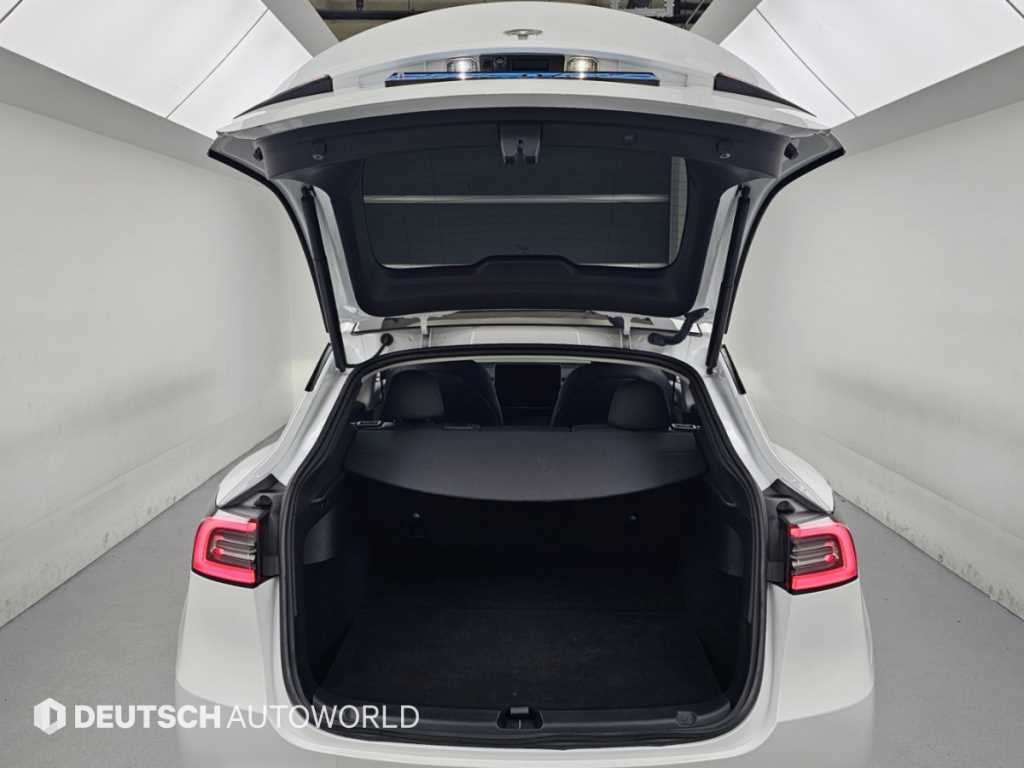 Tesla Model Y — photo 19