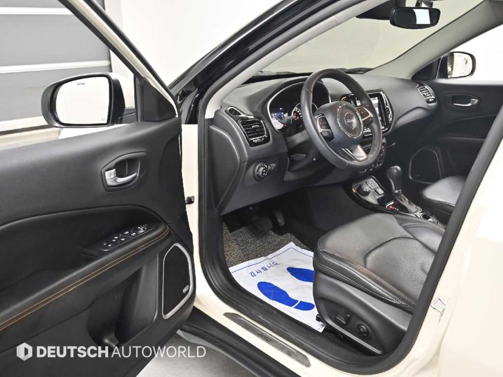 Jeep Compass — photo 11