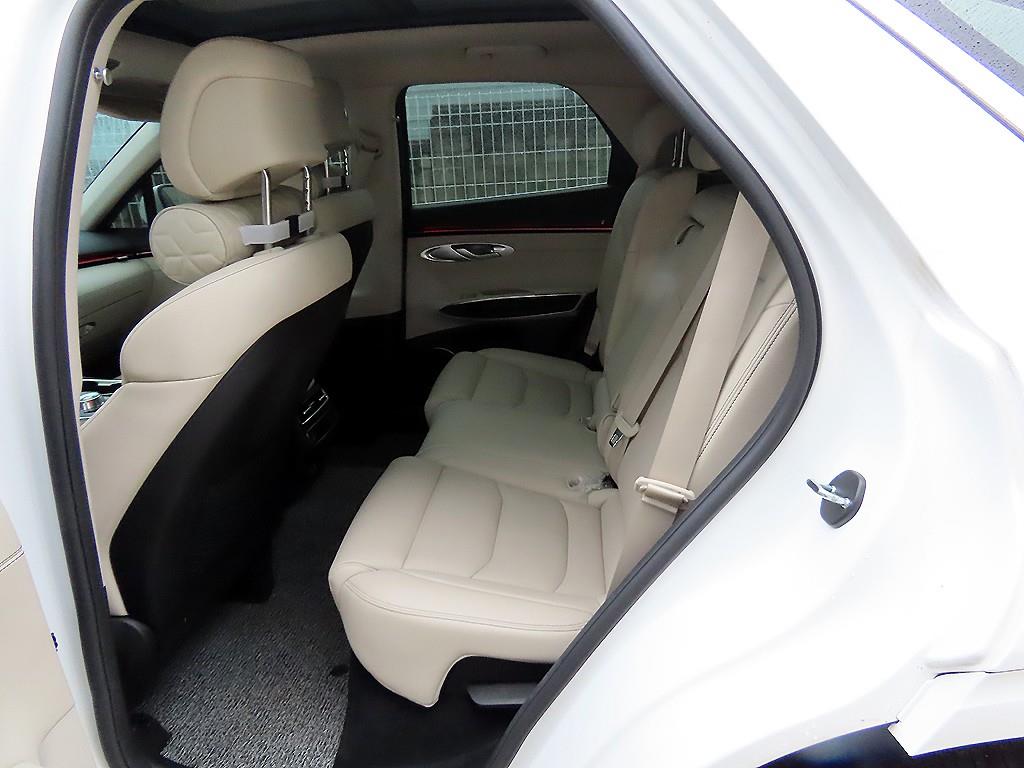 Genesis GV70 — photo 06