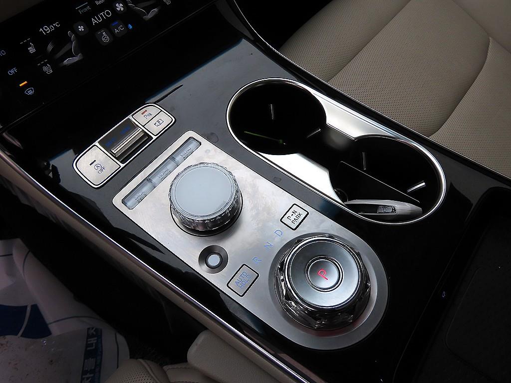 Genesis GV70 — photo 10