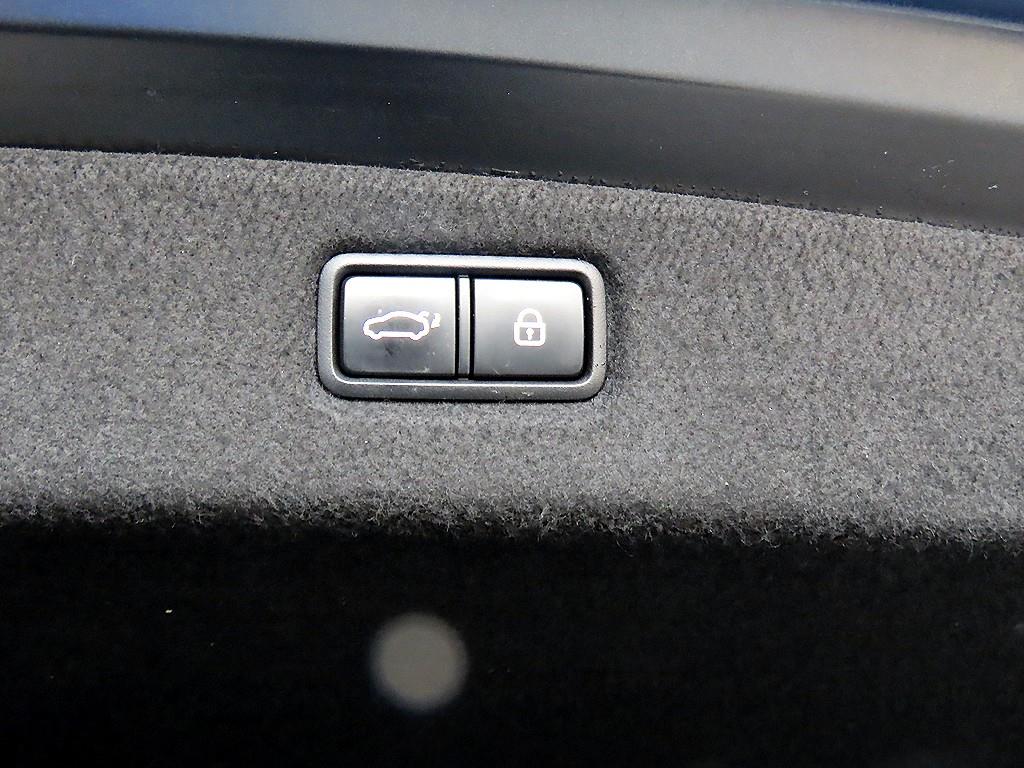 Genesis G90 — photo 16