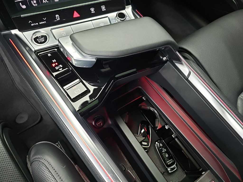 Audi e-tron — photo 08