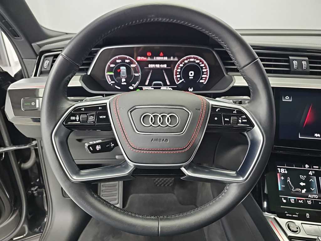 Audi e-tron — photo 09