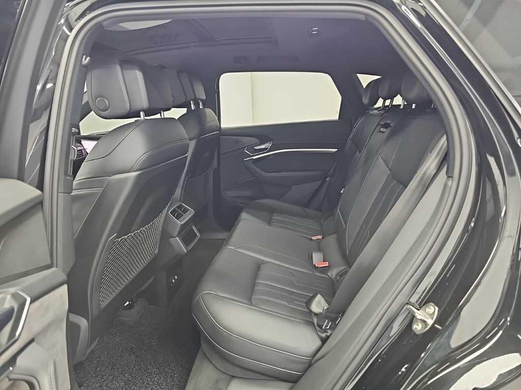 Audi e-tron — photo 12