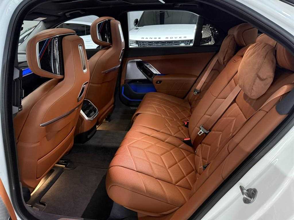 BMW 7-Series — photo 11