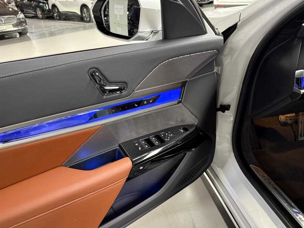 BMW 7-Series — photo 12
