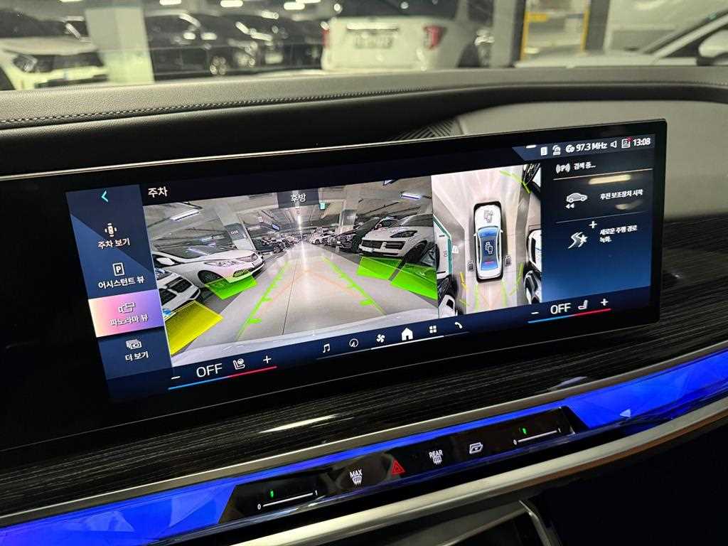 BMW 7-Series — photo 14