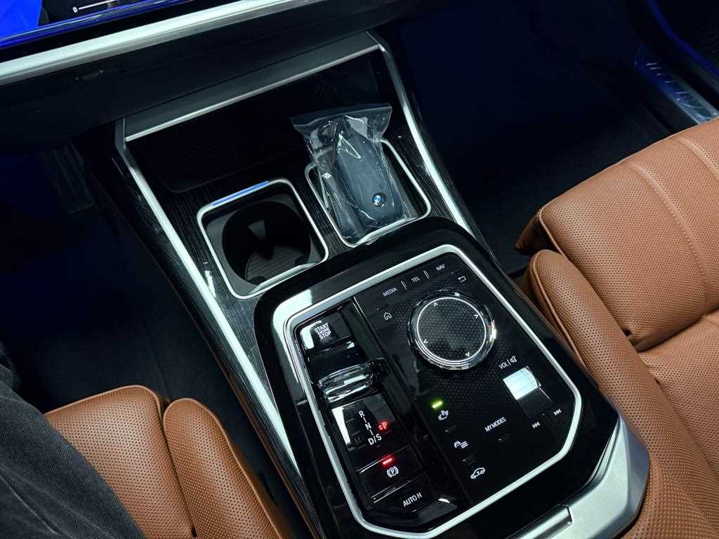 BMW 7-Series — photo 15